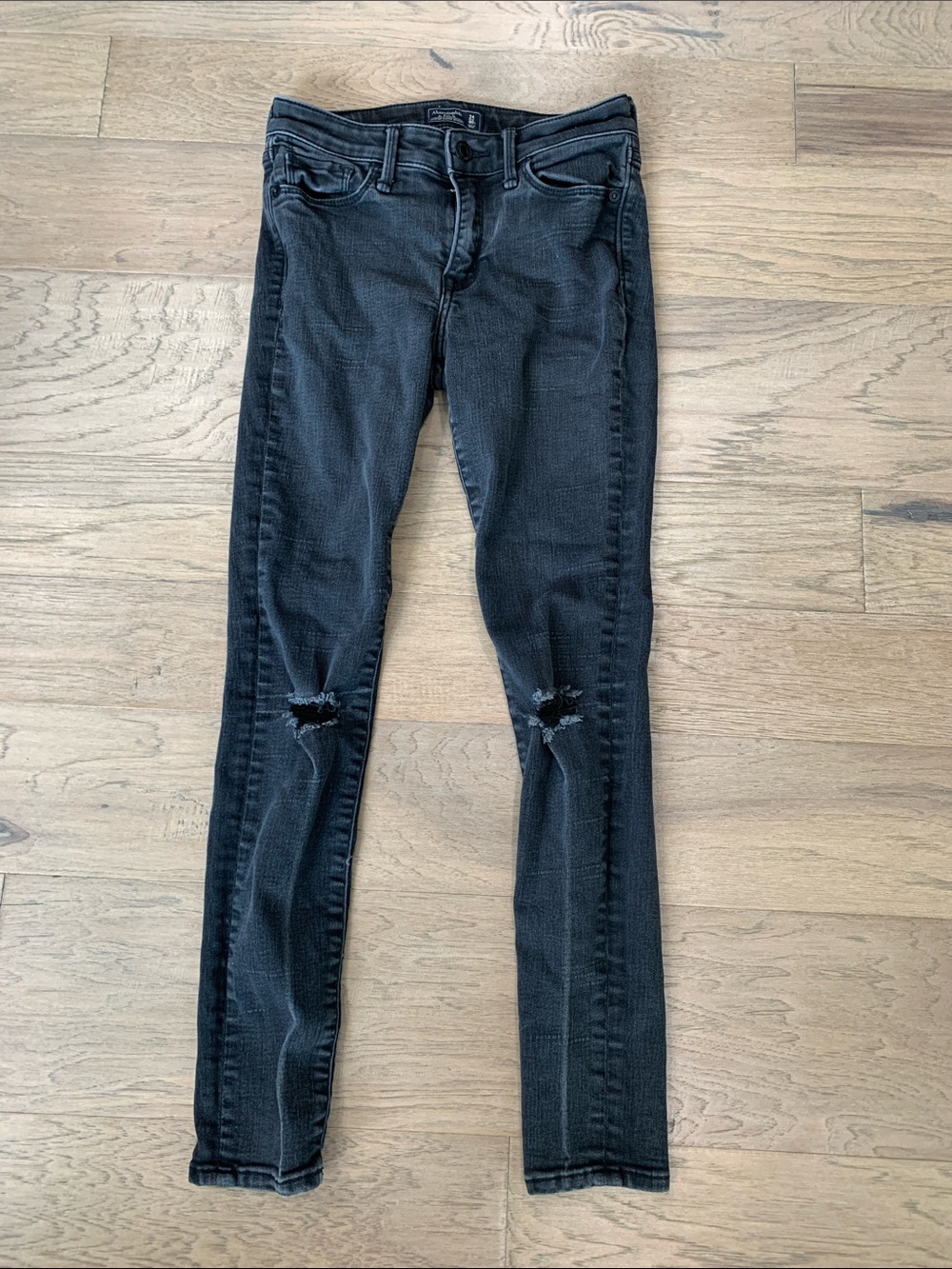 Abercrombie & Fitch Black Skinny Jeans with Knee Distress Size 00
